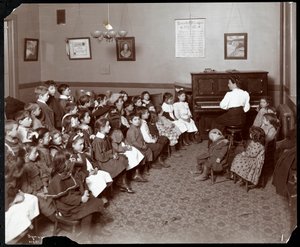 Frauen und Kinder in einem Raum mit Blumen bei der National Fruit und Flower Guild, 247 Spring Street, New York, 1906